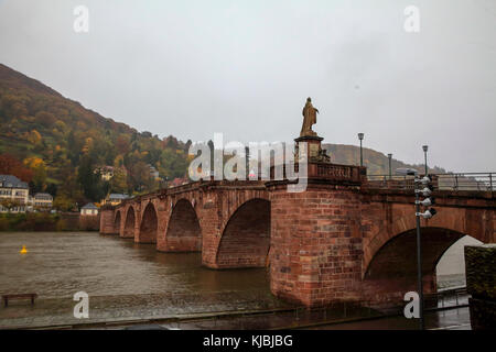 Karl-Theodor-Brücke, allgemein bekannt als die alte Brücke ist eine Steinbrücke in Heidelberg, überqueren den Neckar. Stockfoto