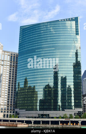 Chicago, Illinois - September 5, 2015: 333 West Wacker Drive ist ein Hochhaus Bürogebäude in Chicago, Illinois. Auf dem Chicago River Side, die buildi Stockfoto