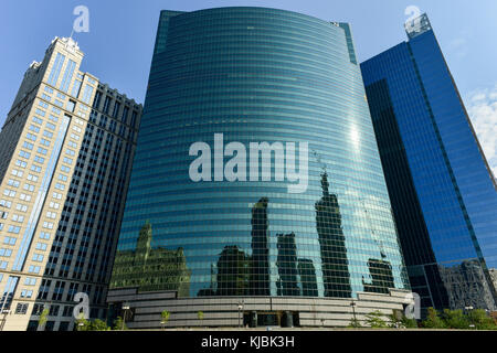 Chicago, Illinois - September 5, 2015: 333 West Wacker Drive ist ein Hochhaus Bürogebäude in Chicago, Illinois. Auf dem Chicago River Side, die buildi Stockfoto