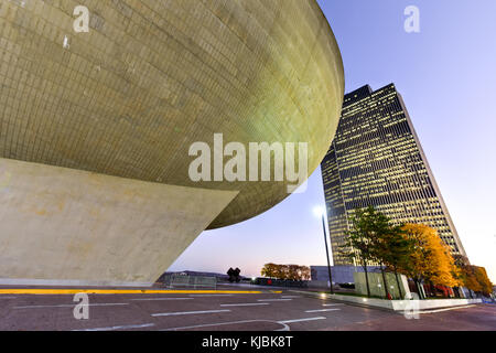 Albany, New York - November 3, 2015: Das Ei, eine darstellende Kunst in Albany, New York bei Sonnenuntergang Schauplatz von Harrison & abramovitz als Teil entwickelt wurde. Stockfoto