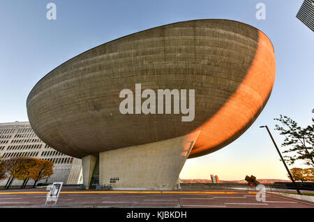 Albany, New York - November 3, 2015: Das Ei, eine darstellende Kunst in Albany, New York bei Sonnenuntergang Schauplatz von Harrison & abramovitz als Teil entwickelt wurde. Stockfoto