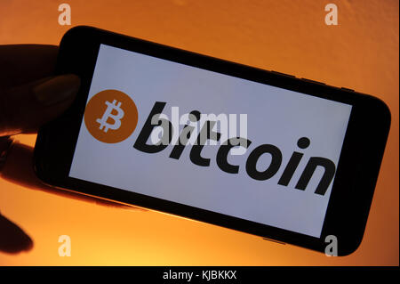 Die bitcoin Logo auf einem Bildschirm zu sehen ist, bitcoin ist ein cryptocurrency. Stockfoto