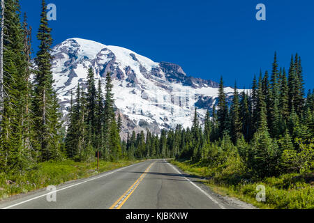 Park Road mit Mt Rainier im Mount Rainier National Park im Staat Washington in den Vereinigten Staaten Stockfoto