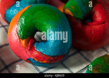 Süße hausgemachte rainbow Bagels bereit zu essen Stockfoto