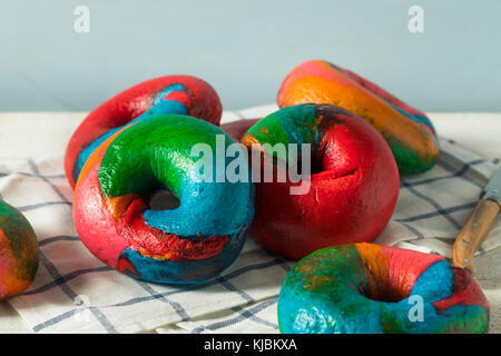 Süße hausgemachte rainbow Bagels bereit zu essen Stockfoto