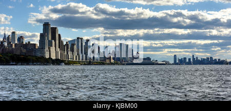 Skyline von New York City, die die Westseite im Herbst. Stockfoto