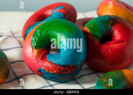 Süße hausgemachte rainbow Bagels bereit zu essen Stockfoto