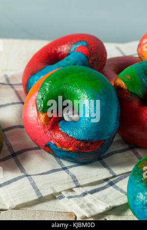 Süße hausgemachte rainbow Bagels bereit zu essen Stockfoto