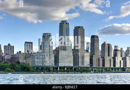 Skyline von New York City, die die Westseite im Herbst. Stockfoto