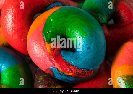 Süße hausgemachte rainbow Bagels bereit zu essen Stockfoto