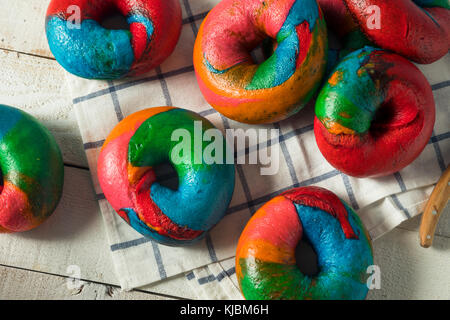 Süße hausgemachte rainbow Bagels bereit zu essen Stockfoto