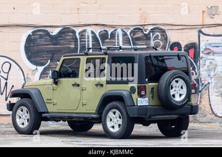 Toronto, Kanada - 14.Oktober 2017: Jeep Wrangler sport Unlimited mit Hardtop auf einem Parkplatz in der Stadt Toronto Stockfoto