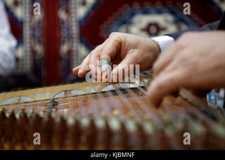 Türkische Mann spielt Qanun, traditionelle regionale Instrument auf der COP 23 Fidschi Panel in Bonn, Deutschland, am 15. November 2017. Der COP23 ist von der organisierten Stockfoto