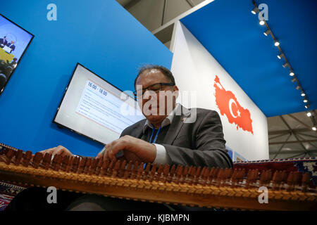 Türkische Mann spielt Qanun, traditionelle regionale Instrument auf der COP 23 Fidschi Panel in Bonn, Deutschland, am 15. November 2017. Der COP23 ist von der organisierten Stockfoto