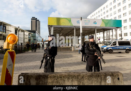 Bonn, Deutschland, 17. November 2017 Sicherheit: Polizei Wachen am Eingang zum Bula Zone auf der COP 23 Konferenz zum Klimawandel. Stockfoto