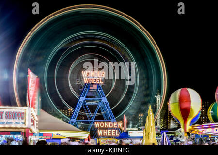 Brooklyn, New York - 28. August 2015: Wonder Wheel: Coney Island Luna Park in Brooklyn, New York. Stockfoto