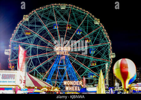 Brooklyn, New York - 28. August 2015: Wonder Wheel: Coney Island Luna Park in Brooklyn, New York. Stockfoto