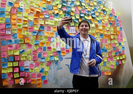 Junge unter selfie vor einem Brett voll von Nachrichten, die auf der COP 23 Fidschi Panel in Bonn, Deutschland, am 15. November 2017. COP 23 ist o Stockfoto