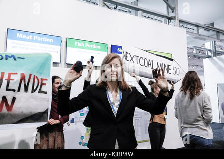 Bonn, Deutschland, 15. November 2017: gegen Deutsche Kohle Minen an der Marrakesch Partnerschaft panel Protest auf der COP 23 Fidschi Konferenz. Stockfoto