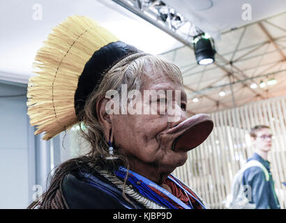 Bonn, Deutschland, 15. November 2017: Indigene brasilianischen Mann mit Lippe an der Marrakesch Partnerschaft panel auf der COP 23 Fidschi Konferenz. Der COP23 ist oder Stockfoto