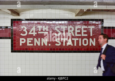 New York City - 7. Oktober 2015: Geschäftsmann zu Fuß durch die 34th street Pennsylvania Station der U-Bahn Station in New York City. Stockfoto