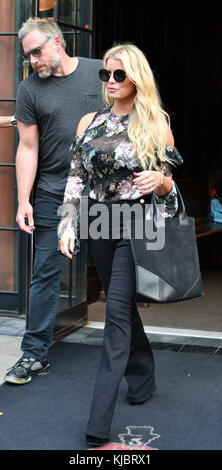 NEW YORK, NY - 21. SEPTEMBER: Jessica Simpson und Eric Johnson verlassen am 21. September 2016 ein Hotel in der Innenstadt von New York City Stockfoto