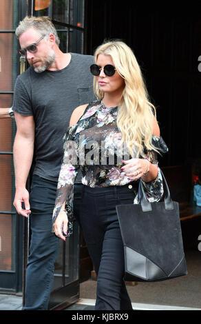 NEW YORK, NY - 21. SEPTEMBER: Jessica Simpson und Eric Johnson verlassen am 21. September 2016 ein Hotel in der Innenstadt von New York City Stockfoto