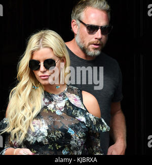 NEW YORK, NY - 21. SEPTEMBER: Jessica Simpson und Eric Johnson verlassen am 21. September 2016 ein Hotel in der Innenstadt von New York City Stockfoto