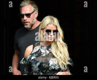 NEW YORK, NY - 21. SEPTEMBER: Jessica Simpson und Eric Johnson verlassen am 21. September 2016 ein Hotel in der Innenstadt von New York City Stockfoto