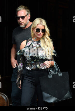 NEW YORK, NY - 21. SEPTEMBER: Jessica Simpson und Eric Johnson verlassen am 21. September 2016 ein Hotel in der Innenstadt von New York City Stockfoto