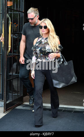 NEW YORK, NY - 21. SEPTEMBER: Jessica Simpson und Eric Johnson verlassen am 21. September 2016 ein Hotel in der Innenstadt von New York City Stockfoto