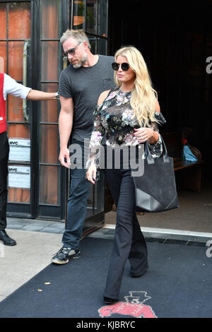 NEW YORK, NY - 21. SEPTEMBER: Jessica Simpson und Eric Johnson verlassen am 21. September 2016 ein Hotel in der Innenstadt von New York City Stockfoto