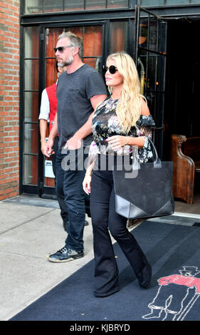 NEW YORK, NY - 21. SEPTEMBER: Jessica Simpson und Eric Johnson verlassen am 21. September 2016 ein Hotel in der Innenstadt von New York City Stockfoto