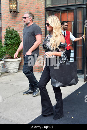 NEW YORK, NY - 21. SEPTEMBER: Jessica Simpson und Eric Johnson verlassen am 21. September 2016 ein Hotel in der Innenstadt von New York City Stockfoto