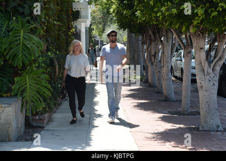 LOS ANGELES, CA - 08. JULI: Joshua Jackson und Mutter Fiona Jackson gehen zum Einkaufen. Joshua Jackson ist an seinen Dawson's Creek Days fast nicht zu erkennen, als er am 8. Juli 2016 in West Hollywood, Kalifornien, einen schmutzigen Bart trägt. Leute: Joshua Jackson Stockfoto