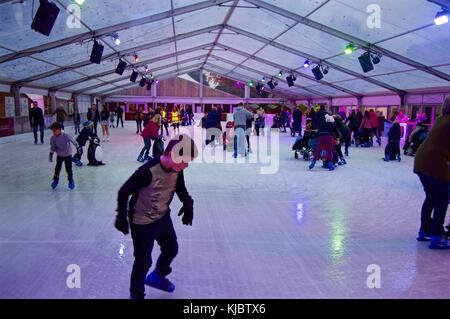 Eislaufen am Winchester Weihnachtsmarkt, einschließlich behinderte gruppe, Winchester, Großbritannien Stockfoto