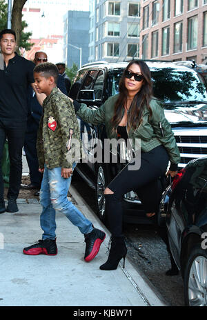 NEW YORK, New YORK – 04. OKTOBER: Lala Anthony, Kiyan Carmelo Anthony im Kim Kardashians NYC Apartment nach ihrem Raub am 4. Oktober 2016 in New York. Leute: Lala Anthony, Kiyan Carmelo Anthony Stockfoto