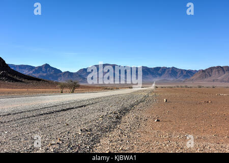 Schmutz- und Schotterpisten im namibrand Nature Reserve, Namibia. Stockfoto