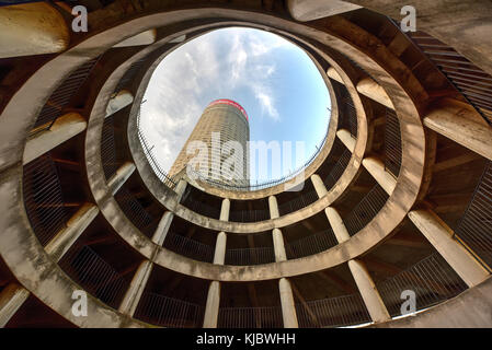 Ponte City inneren Zylinder. Ponte City ist ein bekannter Wolkenkratzer in der Hillbrow Nachbarschaft von Johannesburg. Stockfoto