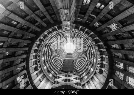 Ponte City inneren Zylinder. Ponte City ist ein bekannter Wolkenkratzer in der Hillbrow Nachbarschaft von Johannesburg. Stockfoto