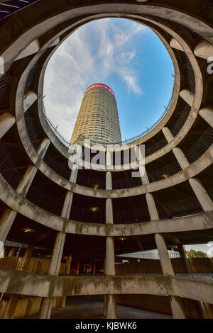 Ponte City inneren Zylinder. Ponte City ist ein bekannter Wolkenkratzer in der Hillbrow Nachbarschaft von Johannesburg. Stockfoto