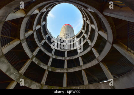 Ponte City inneren Zylinder. Ponte City ist ein bekannter Wolkenkratzer in der Hillbrow Nachbarschaft von Johannesburg. Stockfoto