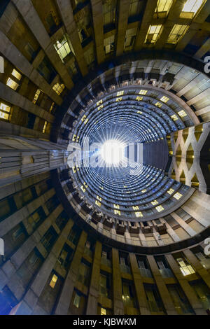 Ponte City inneren Zylinder. Ponte City ist ein bekannter Wolkenkratzer in der Hillbrow Nachbarschaft von Johannesburg. Stockfoto