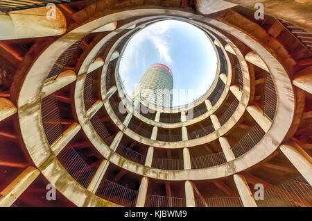 Ponte City inneren Zylinder. Ponte City ist ein bekannter Wolkenkratzer in der Hillbrow Nachbarschaft von Johannesburg. Stockfoto