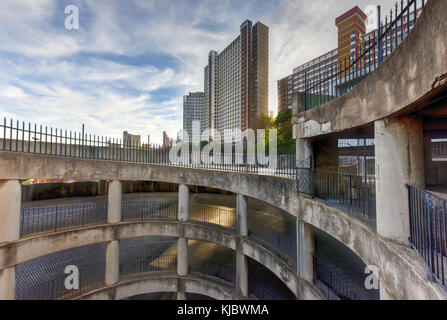 Parkplatz in Ponte City Gebäude. Ponte City ist ein bekannter Wolkenkratzer in der Hillbrow Nachbarschaft von Johannesburg. Stockfoto