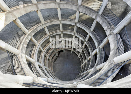 Parkplatz in Ponte City Gebäude. Ponte City ist ein bekannter Wolkenkratzer in der Hillbrow Nachbarschaft von Johannesburg. Stockfoto