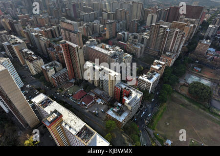 Blick von der Ponte Tower mit Blick auf die Skyline von Johannesburg. Stockfoto