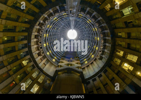 Ponte City inneren Zylinder. Ponte City ist ein bekannter Wolkenkratzer in der Hillbrow Nachbarschaft von Johannesburg. Stockfoto