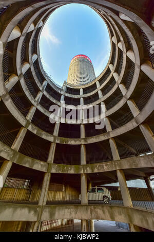 Ponte City inneren Zylinder. Ponte City ist ein bekannter Wolkenkratzer in der Hillbrow Nachbarschaft von Johannesburg. Stockfoto