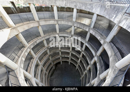 Parkplatz in Ponte City Gebäude. Ponte City ist ein bekannter Wolkenkratzer in der Hillbrow Nachbarschaft von Johannesburg. Stockfoto